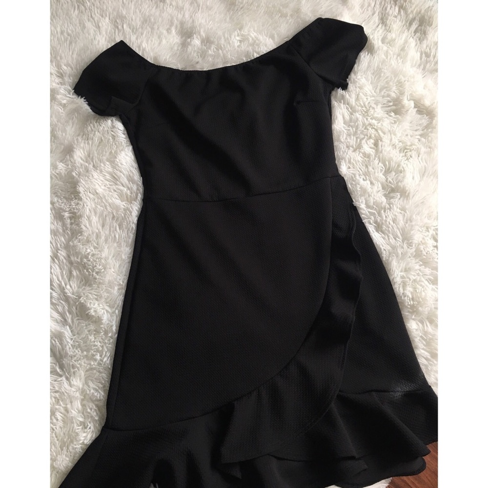 SOLD‼️ Black Off The Shoulder Dress